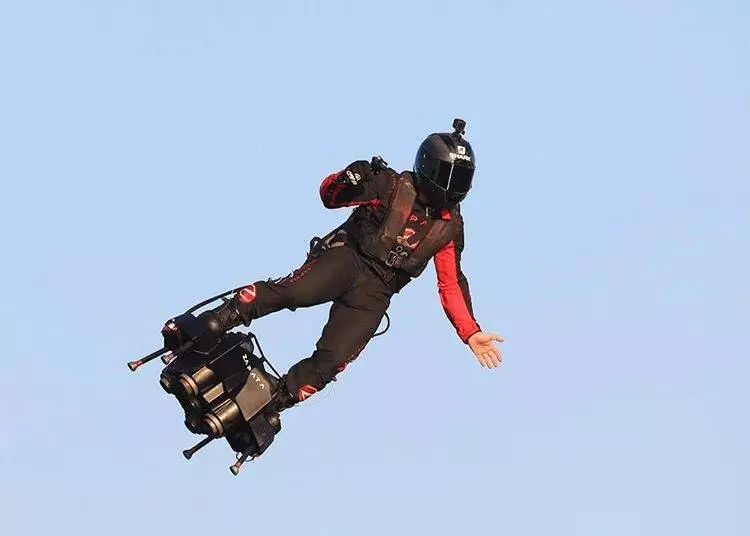 Franky Zapata's attempted crossing of the English Channel on his Flyboard Air jet-powered hoverboard has been unsuccessful