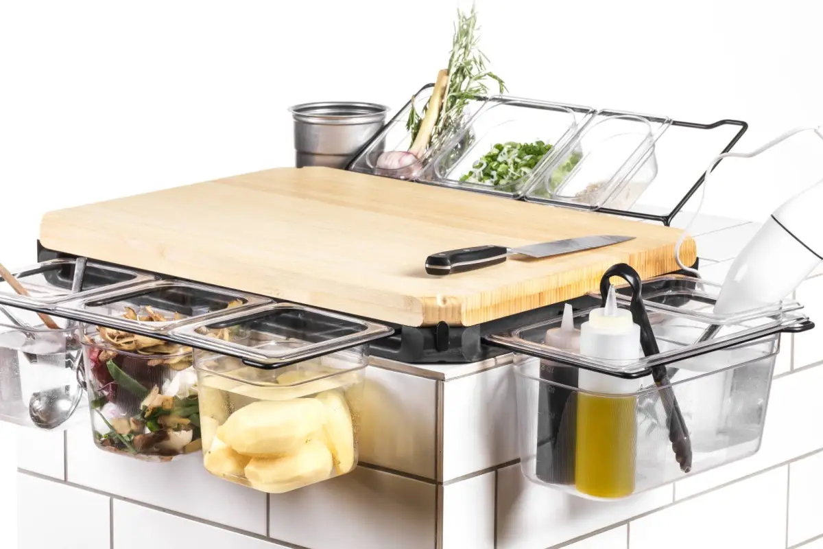 The Frankfurter Brett provides a means of storing chopped food, waste and utensils
