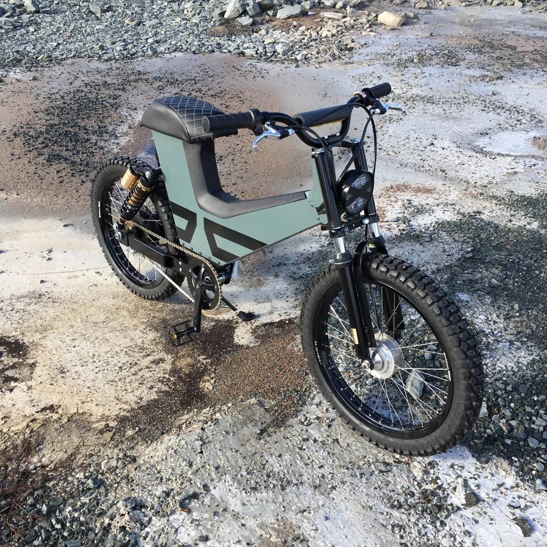 The Suru Scrambler boasts wide handlebars, a twist throttle for scooter mode and a custom paint job