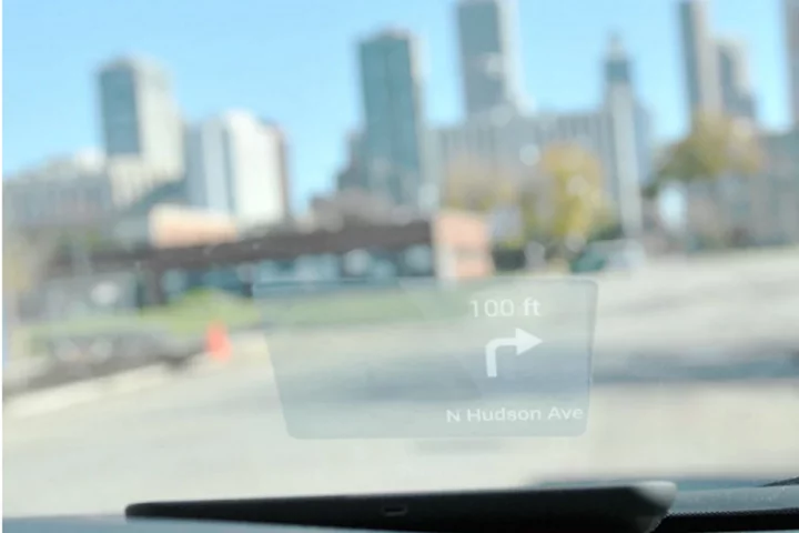 The Carloudy display is reported clearly visible, even in high ambient light