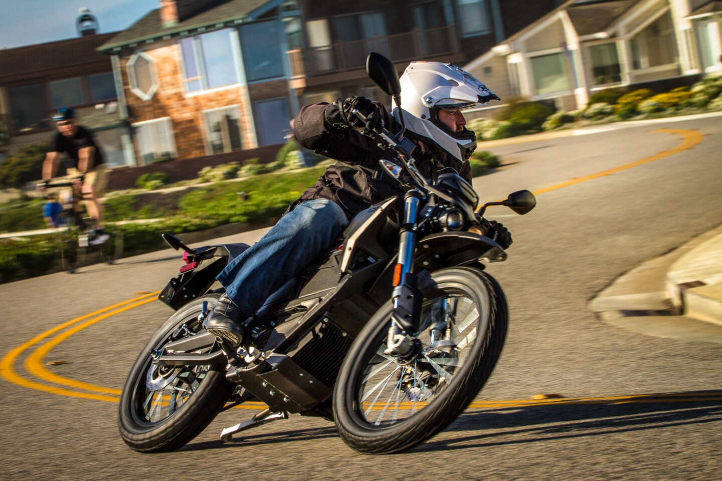 Loz thinking he's clever and dragging a footpeg; no, he's just left the sidestand half down (Photo: Joe Salas/4theriders.com)