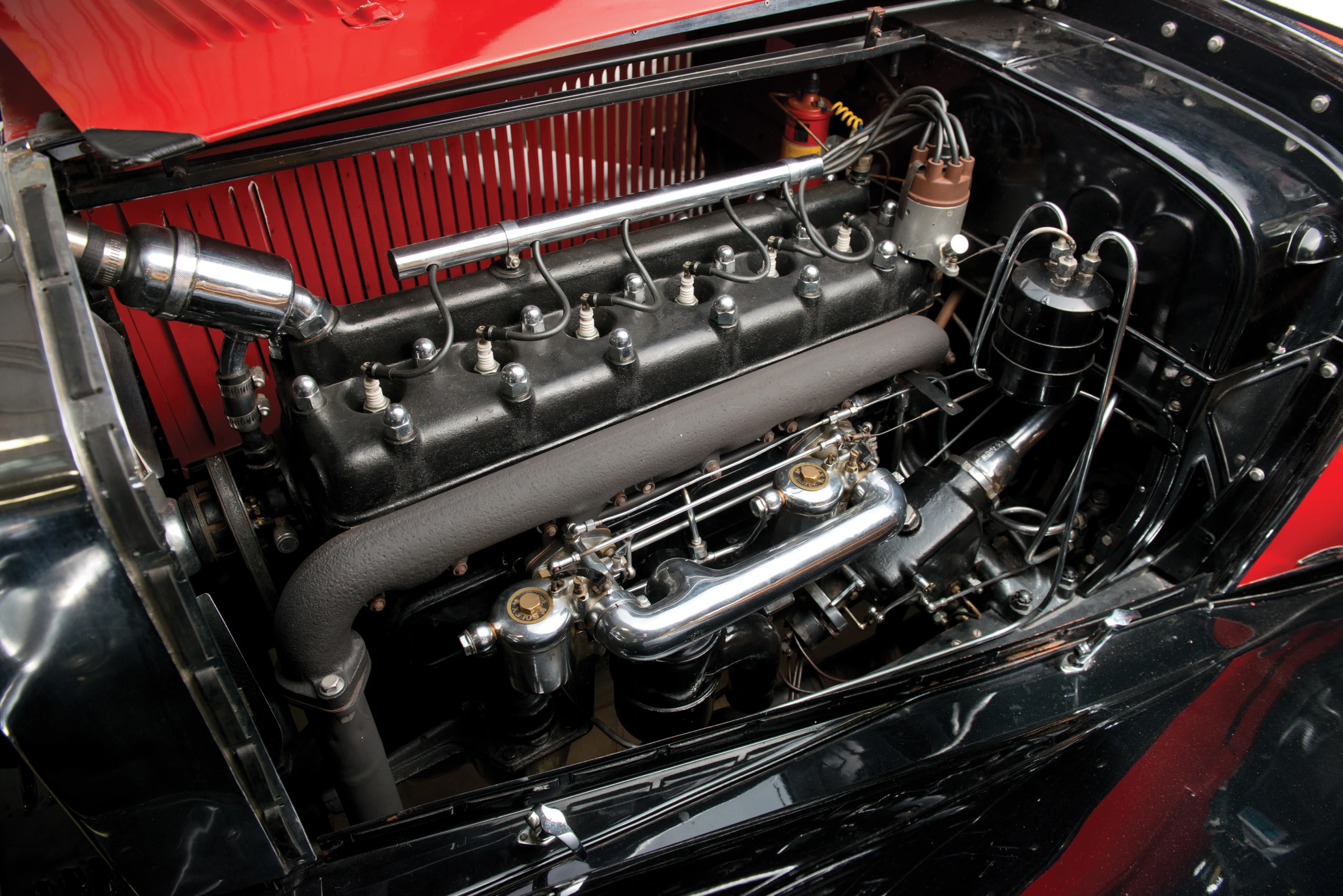 The 370 S runs on a 75 bhp, 3,689 cc inline six-cylinder engine with dual carburetors and three-speed manual transmission