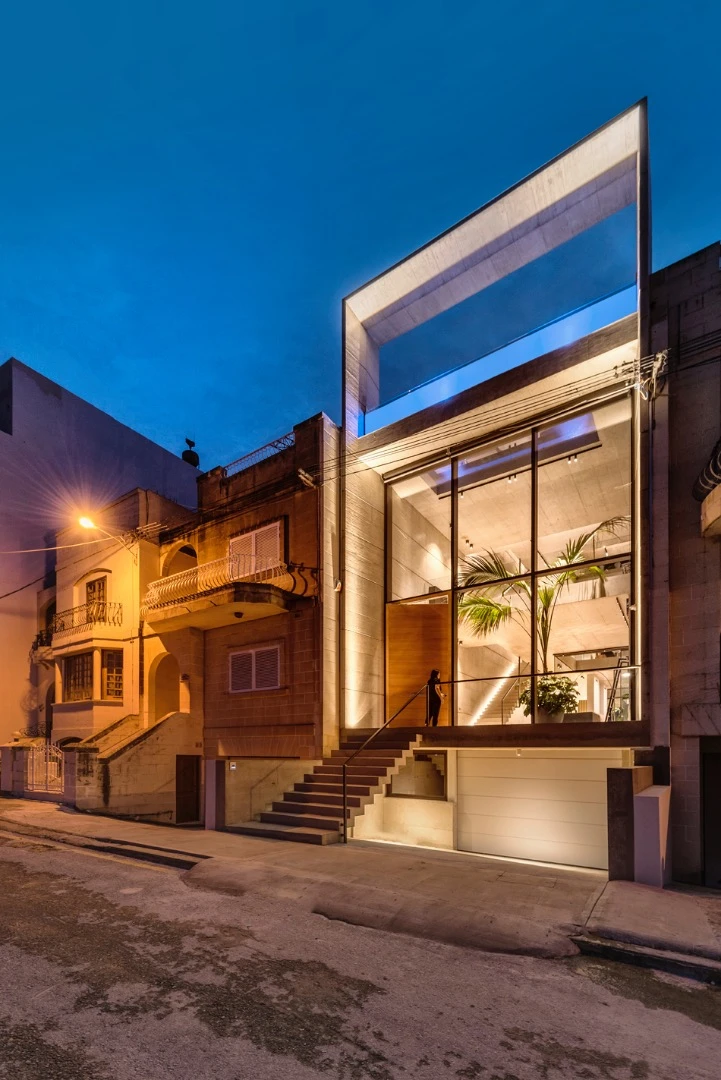 Casa B was built following the demolishing of a house previously located on the plot