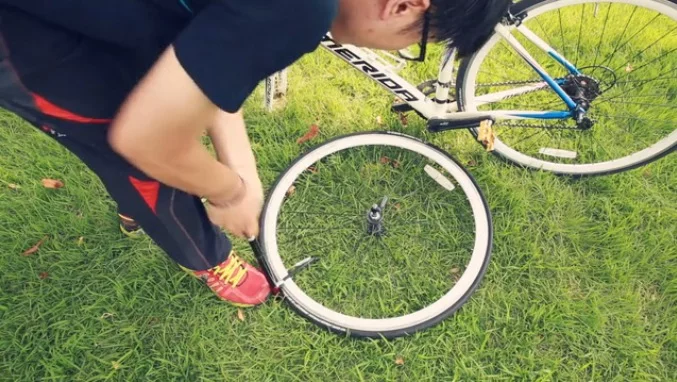A foot stand is folded out from the bottom and an included hose run from the pump to the tire's valve stem (Presta or Shrader), allowing the Kickstand Pump to be used as a 120-psi (8.3-bar) mini floor pump