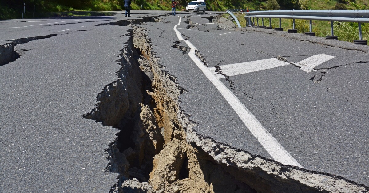Эбису землетрясение. Разлом в земле. Землетрясение тектонические плиты. Землетрясение изменение климата. Трещина в земле.