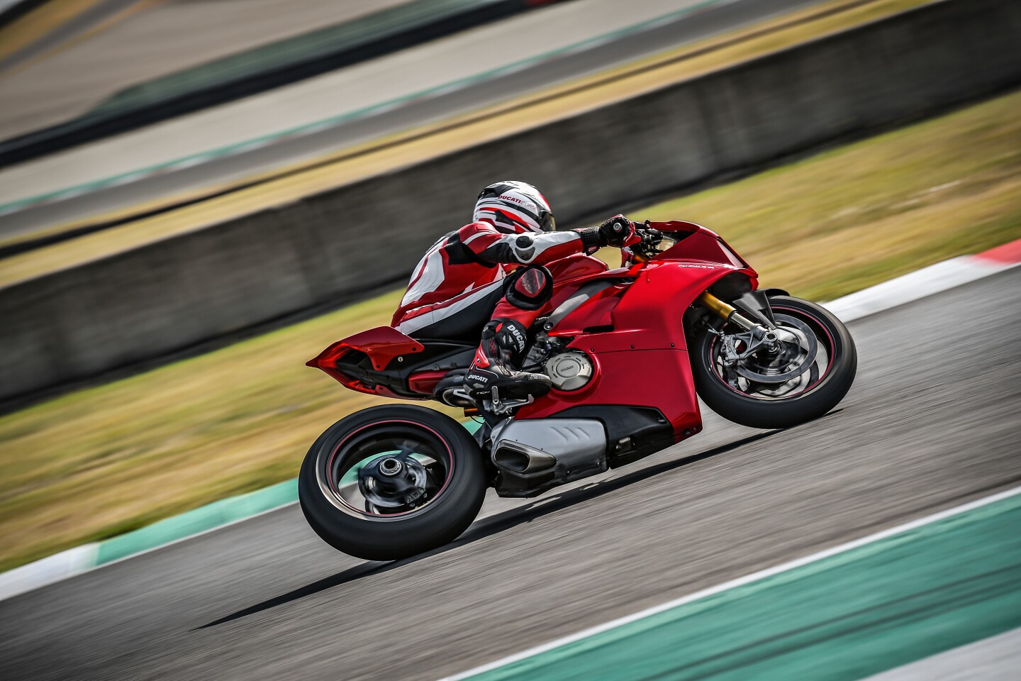 2018 Ducati Panigale V4 S: The S model gets the active Ohlins suspension and steering damper, as well as lightweight forged aluminum wheels and a featherweight lithium battery