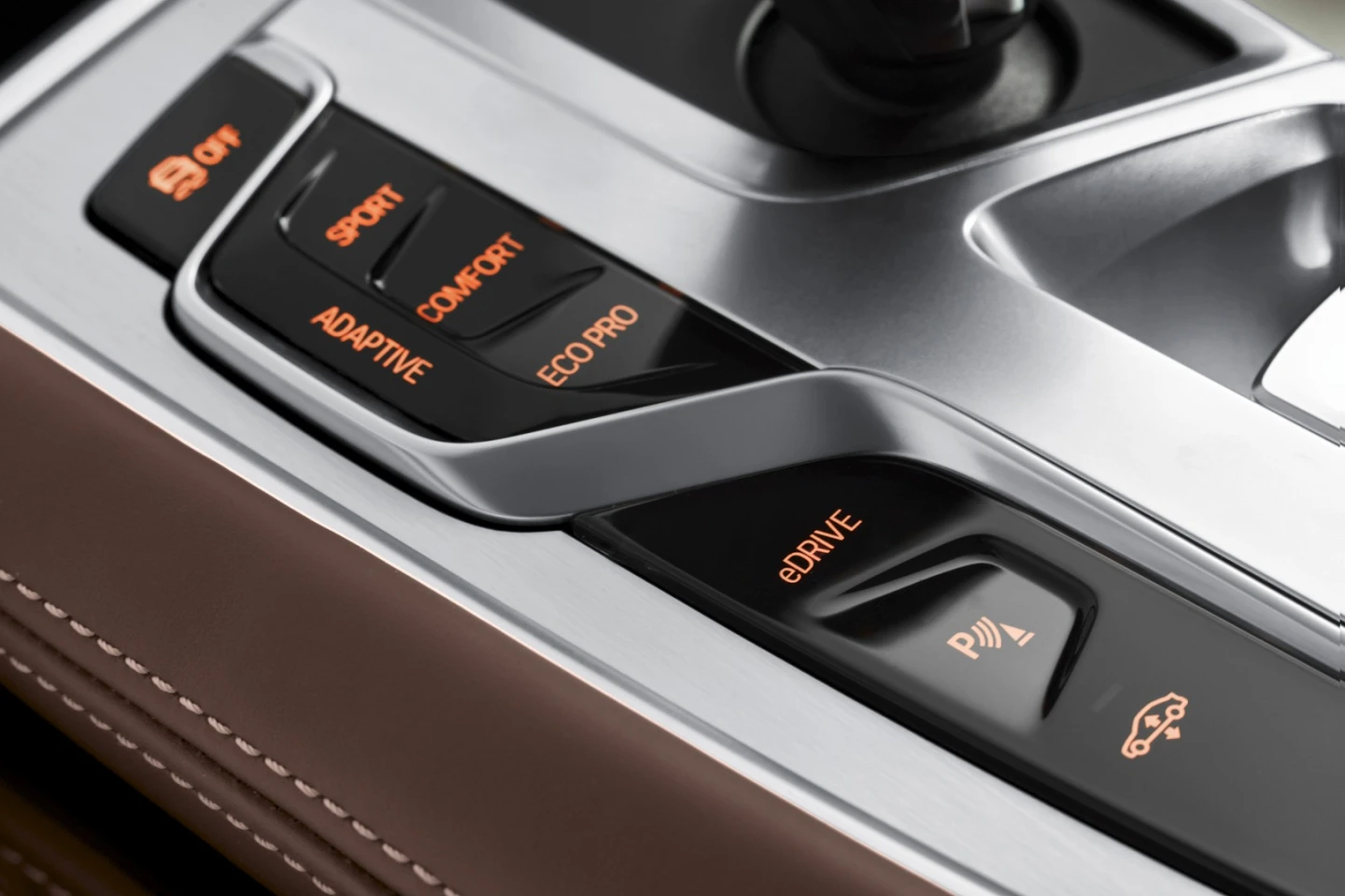 Driver controls on the console allow the driver to choose the powertrain’s operation manually