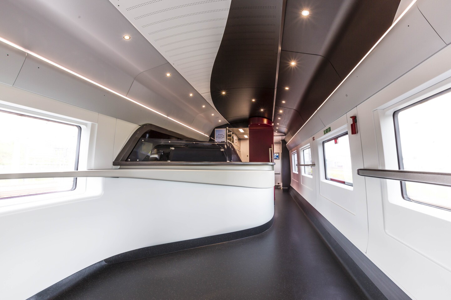 The e320's full length is available for passengers because the entire propulsion system and all technical modules are distributed underfloor throughout the train