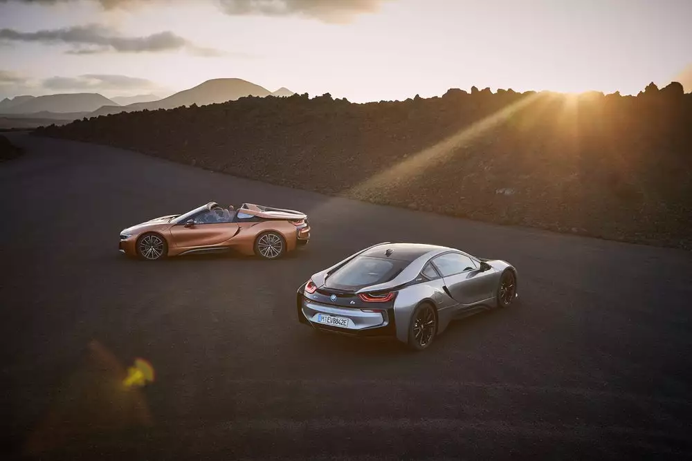 The new i8 Coupe and Roadster get their power and range boosted thanks to a hike in battery capacity from 7.6 kWh to 11.6 kWh