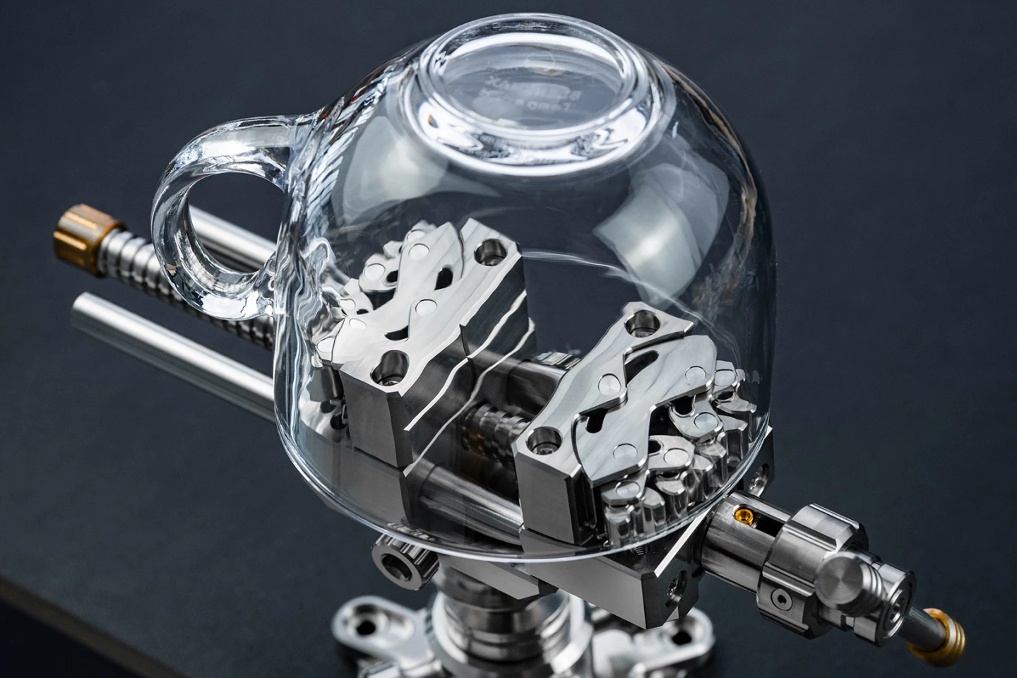 By swiveling the jaws around, hollow objects can be held from within