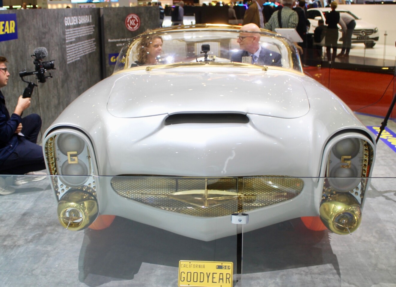 One of the first concepts to explore autonomous driving, the Sahara II featured an automatic sensor-based braking system, along with an aircraft-style lever for acceleration, steering and braking
