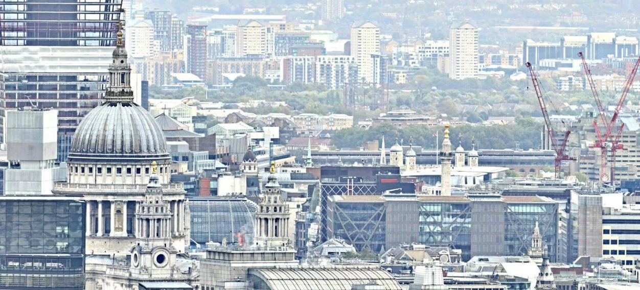 Even at great distances, you can still clearly see the faces of individual people and pinpoint famous landmarks, like St. Paul's Cathedral
