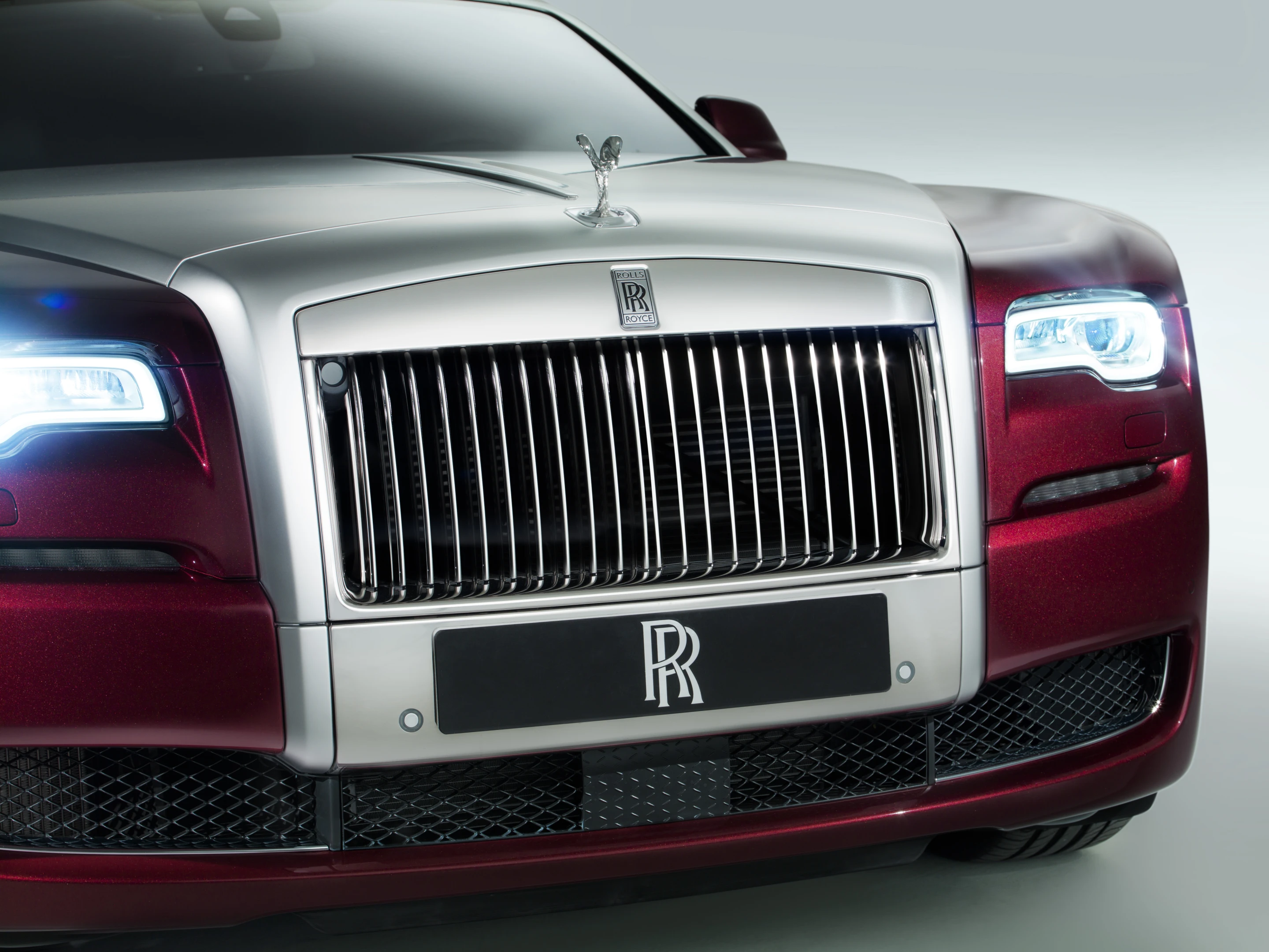 Rolls Royce Ghost Series II: elevated hood