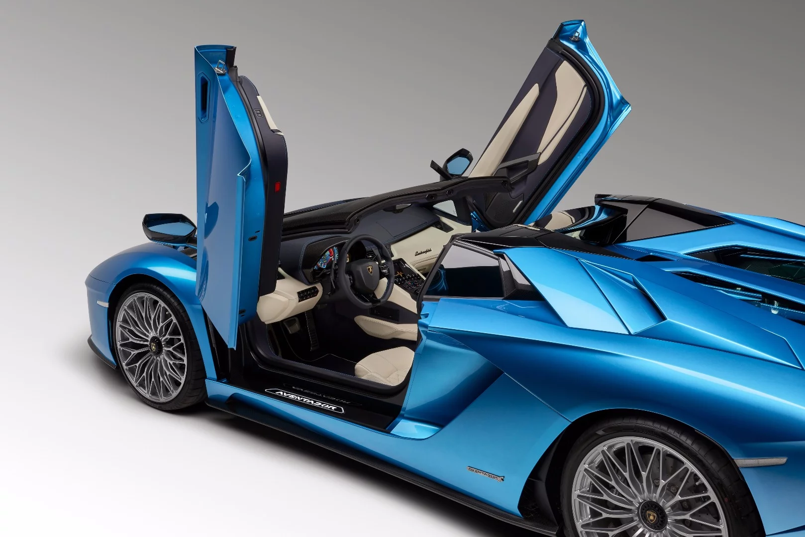 Lamborghini knows how to make an entrance