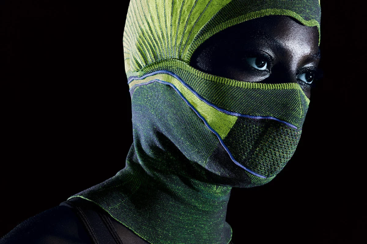Flat-bed knitting technology allows heating wires to be woven directly into the fabric of the smart balaclava