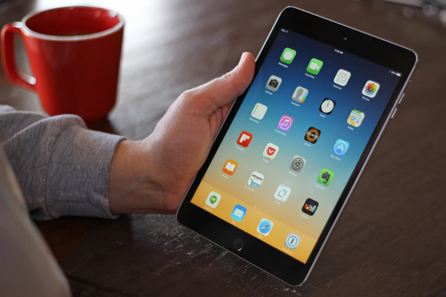 The display is sharp (326 ppi), but its narrow color gamut isn't improved over last year's model (Photo: Will Shanklin/Gizmag.com)