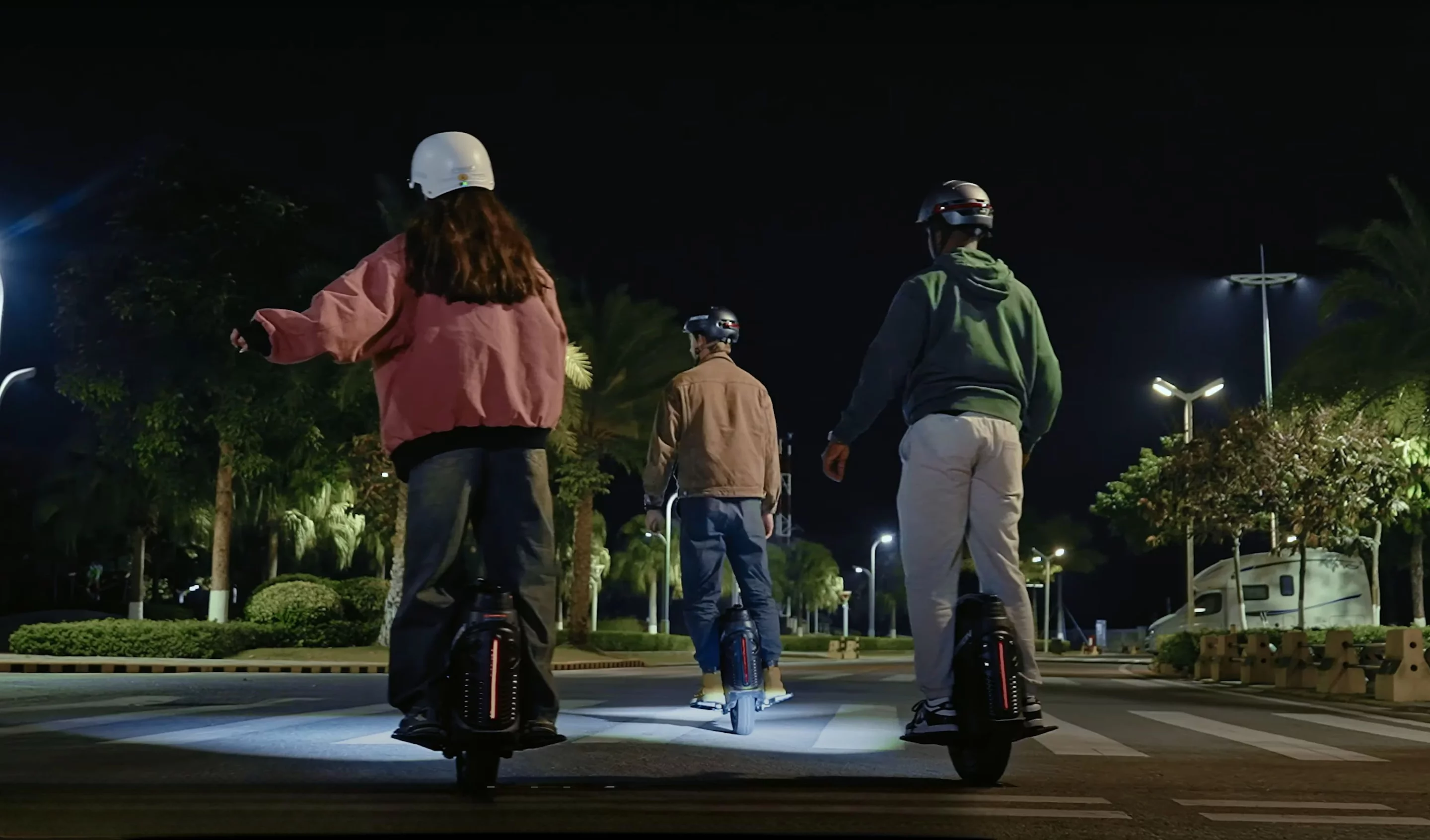 The InMotion V9 comes with a headlight, braking tail-light and RGB ambient lighting that can be customized in the app