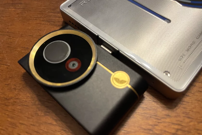 The P4 connects to Android smartphones