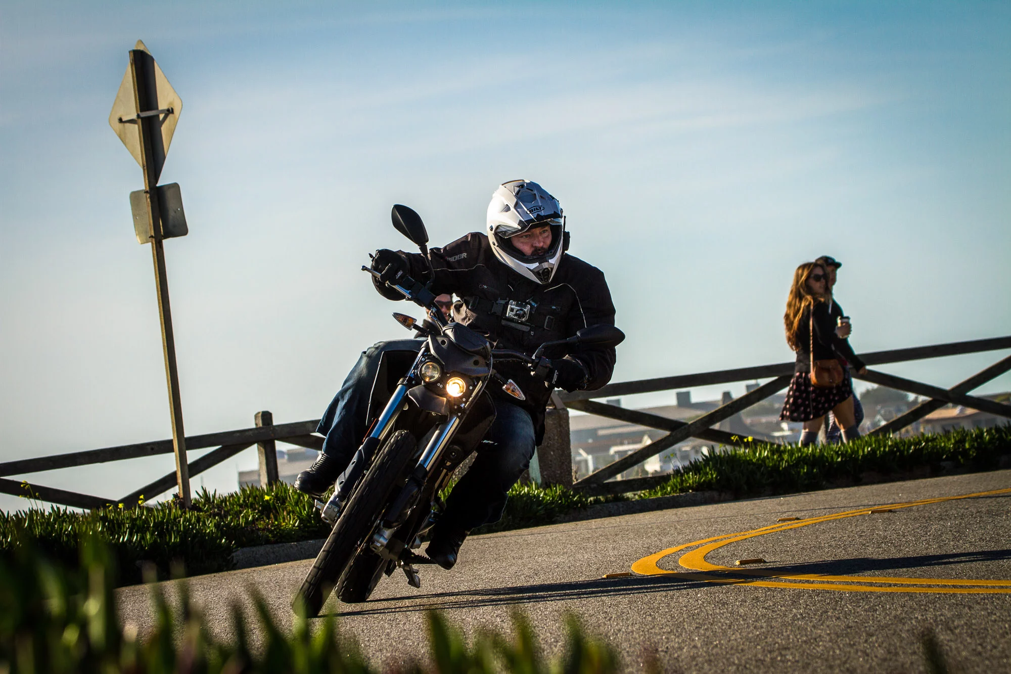 Loz cranks the 2015 Zero FX over by the cliffs of Santa Cruz (Photo: Photo: Joe Salas/4theriders.com)