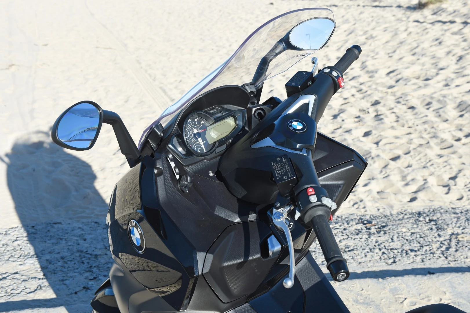 BMW's C650 GT: lockable glove compartments closed
