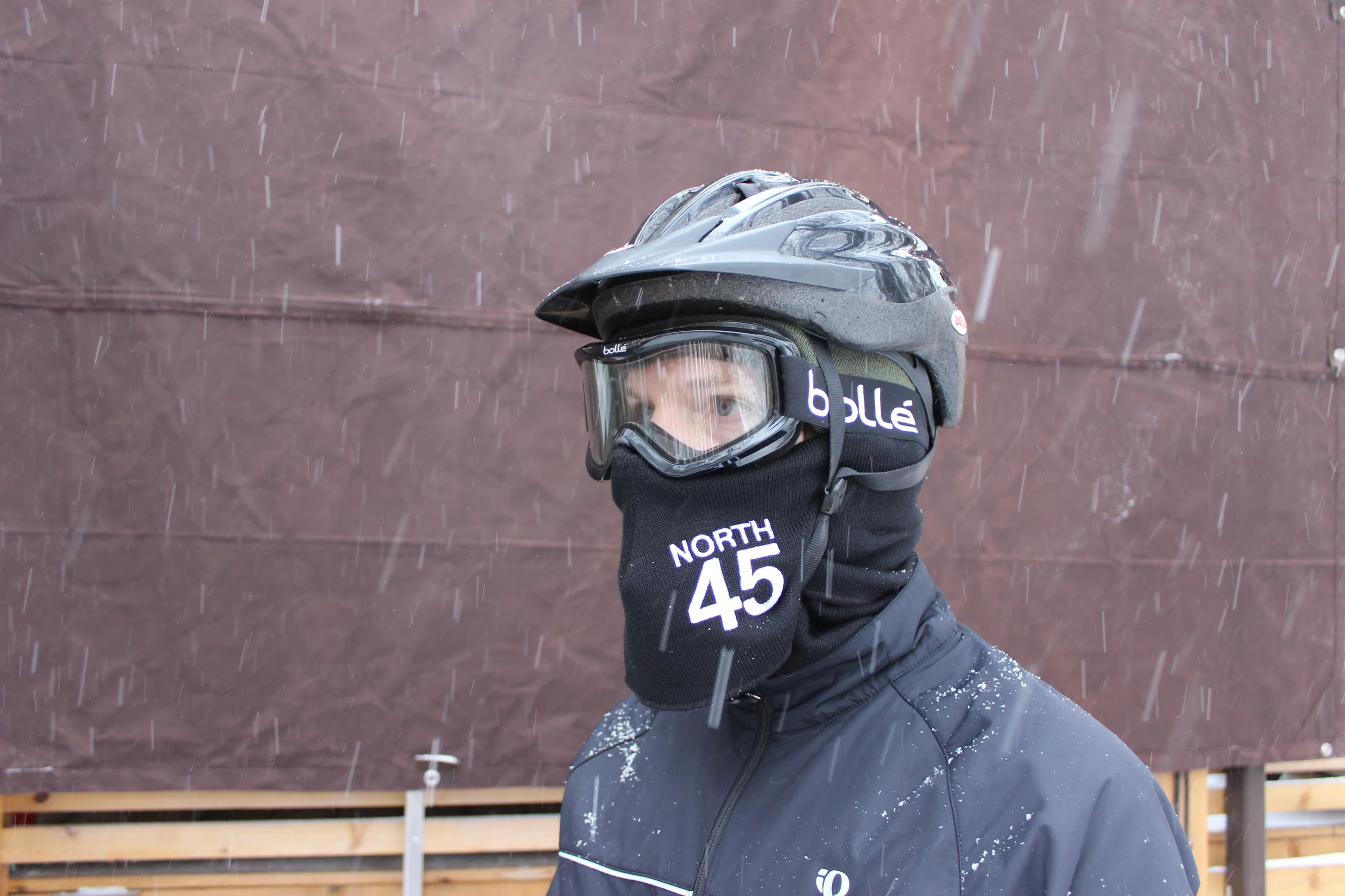 The North45 scarf channels its wearer's breath out the bottom (Photo: Ben Coxworth/Gizmag)