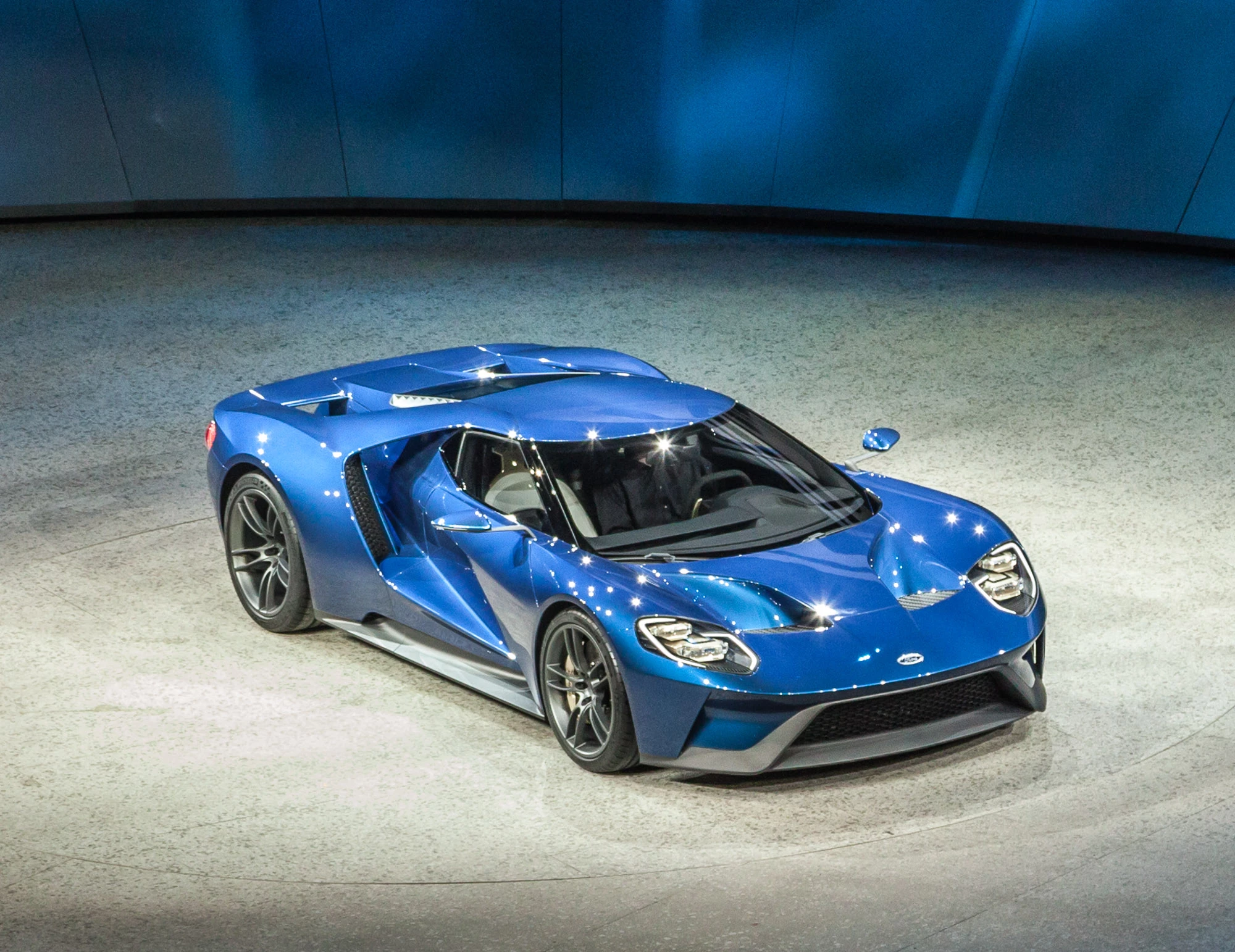 Ford’s new GT incorporates vastly improved and active aerodynamics, stripping weight through the extensive use of lightweight carbon fiber composites plus aluminum front and rear subframes, and delivering a mid-mounted, twin-turbo EcoBoost V6 producing more than 600 horsepower (Photo: Loz Blain/Gizmag.com)