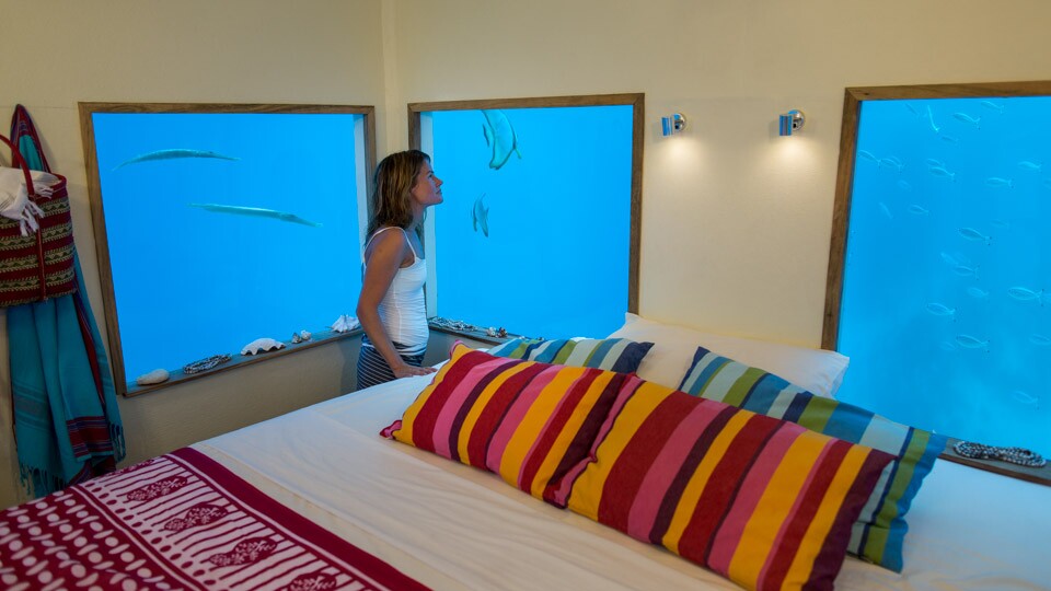 Besides a double bed to lie on, the room features two large windows on each wall, giving an almost total 360-degree view of the water around it (Photo: Jesper Anhede)