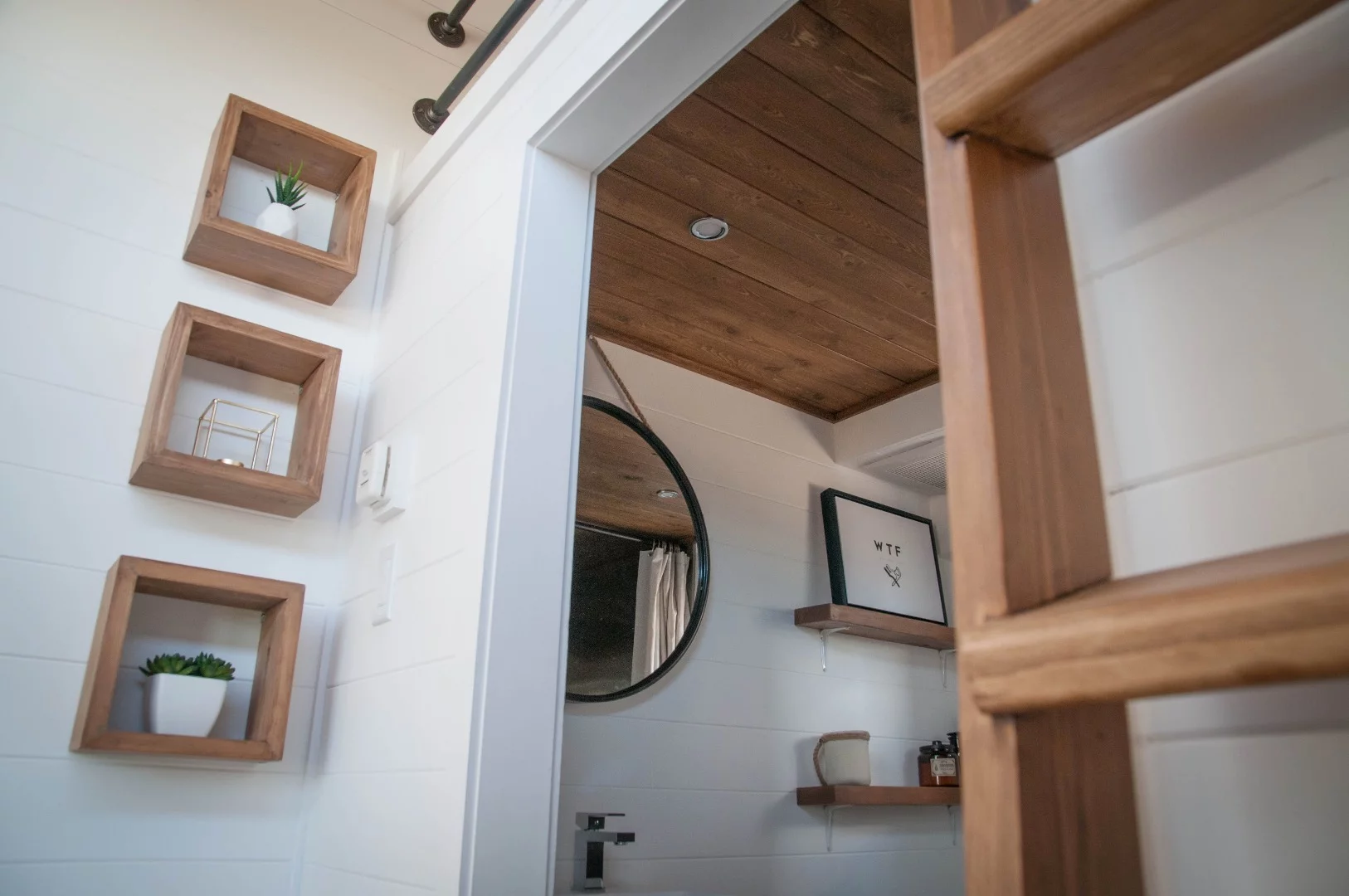 The Eucalyptus' bathroom