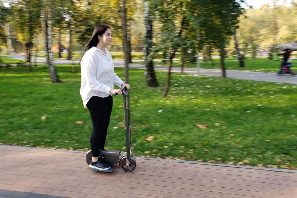 Top speed is 12.4 mph, and per charge range shapes up as 12.4 miles, or 5.5 miles when using an airplane-safe battery