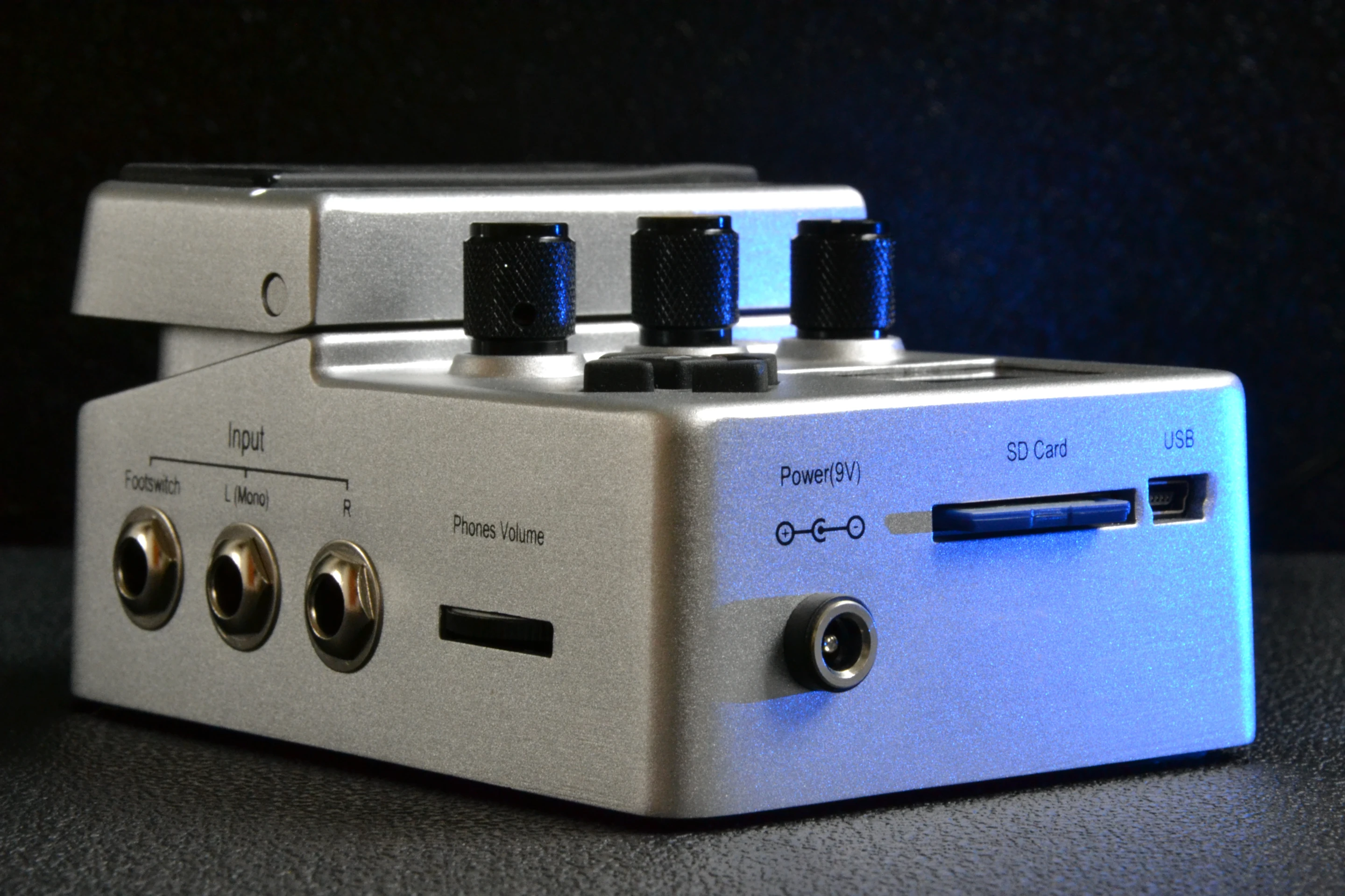 The BeatBuddy looks well made and sturdy, and sports a stylish anodized aluminum case and black knurled metal knobs (Photo: Paul Ridden/Gizmag)