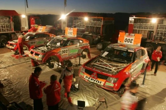 The Mitsubishi crew get to work in the overnight bivouac