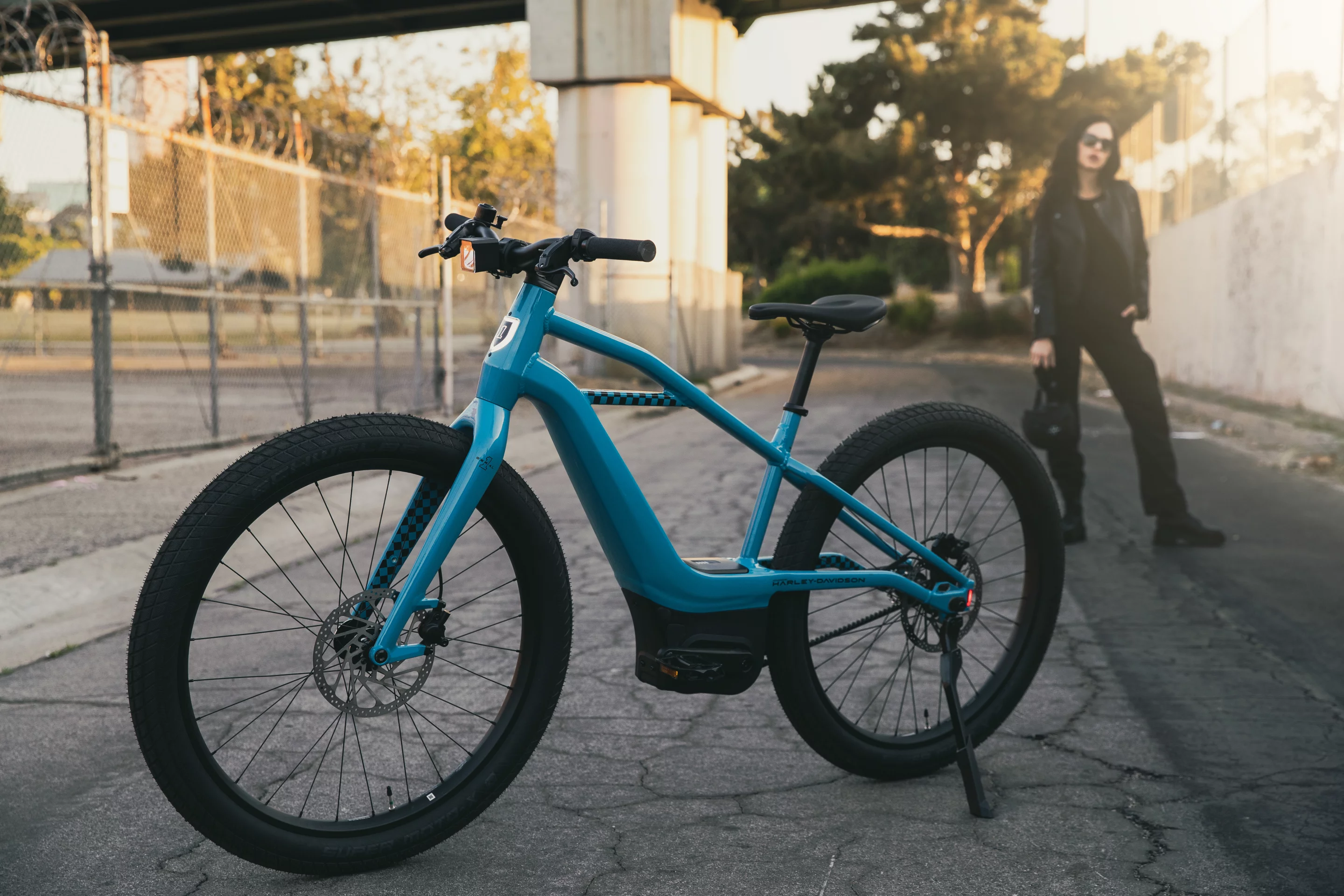 The Serial 1 MOSH/CTY ebike comes with a Brose S Mag mid-mounted motor for pedal-assist up to 20 mph, and features a 529-Wh frame-integrated battery for up to 105 miles of per-charge range