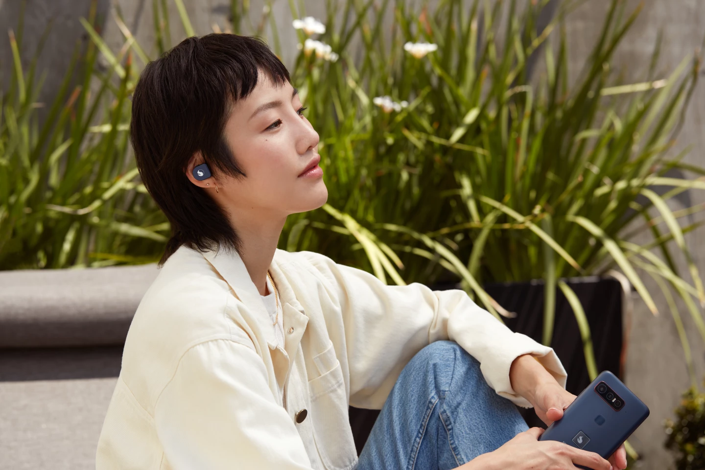 The Smartphone for Snapdragon Insiders will ship with included Master & Dynamic true wireless earphones