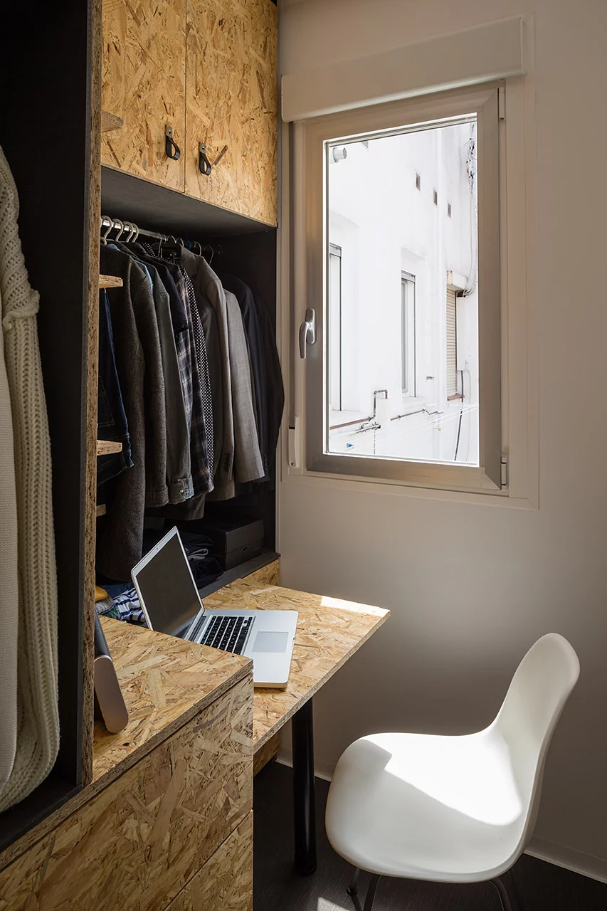 The wardrobe and desk area (Photo: Miguel de Guzmán )