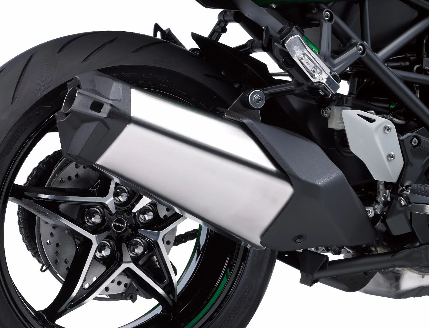 The exhaust of the 2018 Kawasaki H2 SX is smaller than the one of the H2, as it has to handle less thermal loads