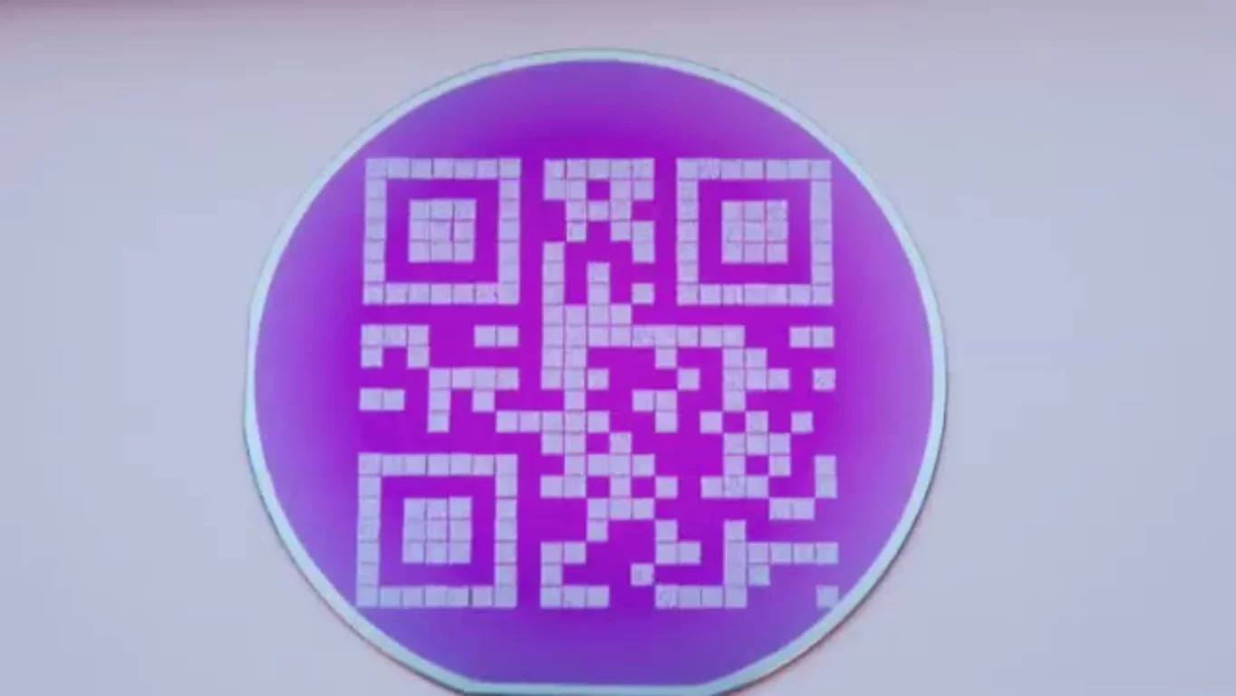 A new optical disc uses QR codes etched in tungsten to achieve extreme levels of heat resistance (Image: de Vries/University of Twente)