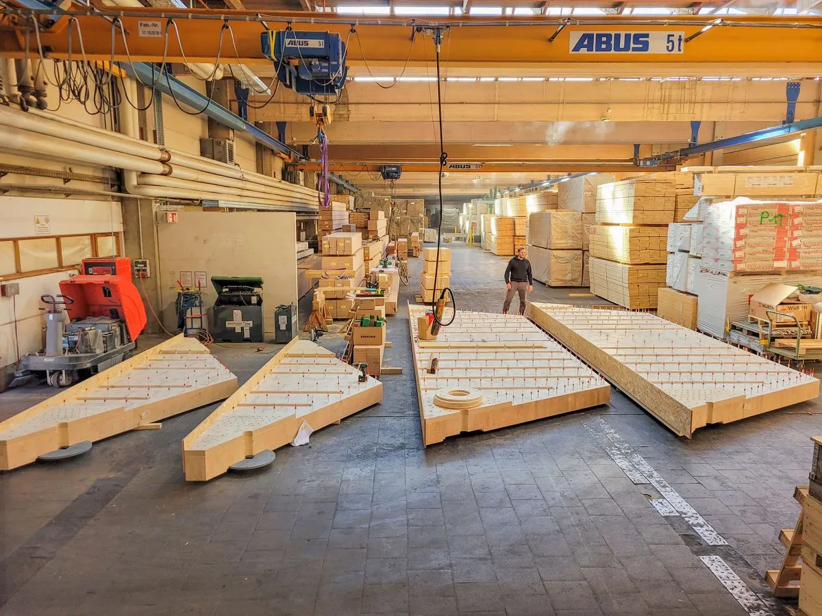 Using a new segmentation method, all kinds of floor slab geometries, including complex and irregular ones, to be divided into glued-laminated timber segments can be prefabricated cost-effectively