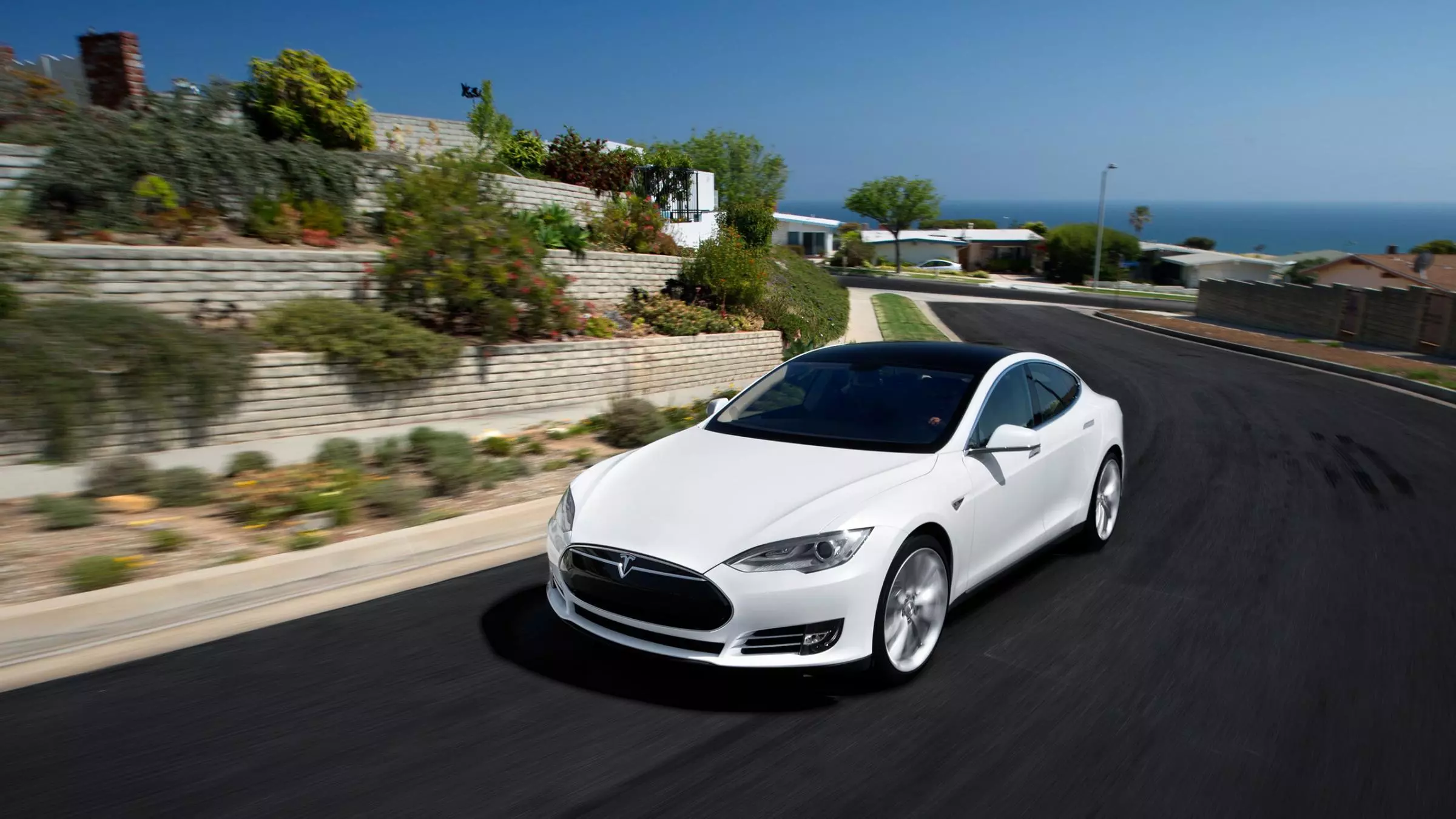 Mileage for the Model D doesn’t suffer significantly, taking only a 10 mile hit on range – down from 285 miles (458 km) to 275 miles (442 km) (Model S pictured)