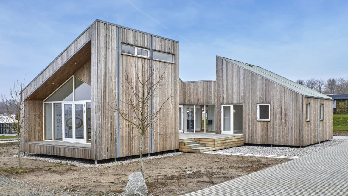 Further to making use of sustainable construction materials in the form of farm waste, the Biological House also negates the carbon emissions that would arise from burning them
