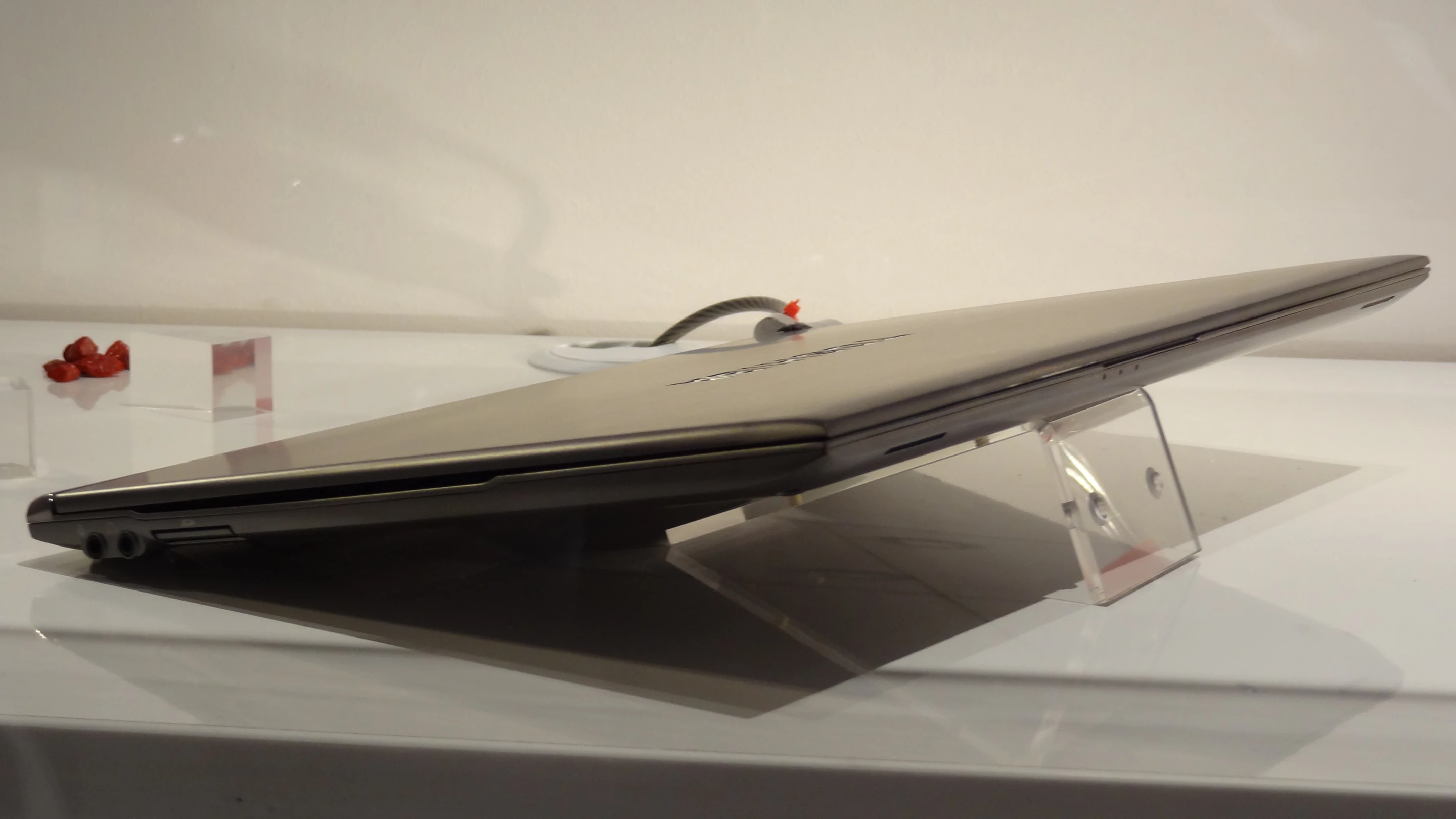 At 15.9mm at its thickest point and tapering to 8.3mm, the Portege Z830 is thinner than its 13.3-inch Apple counterpart