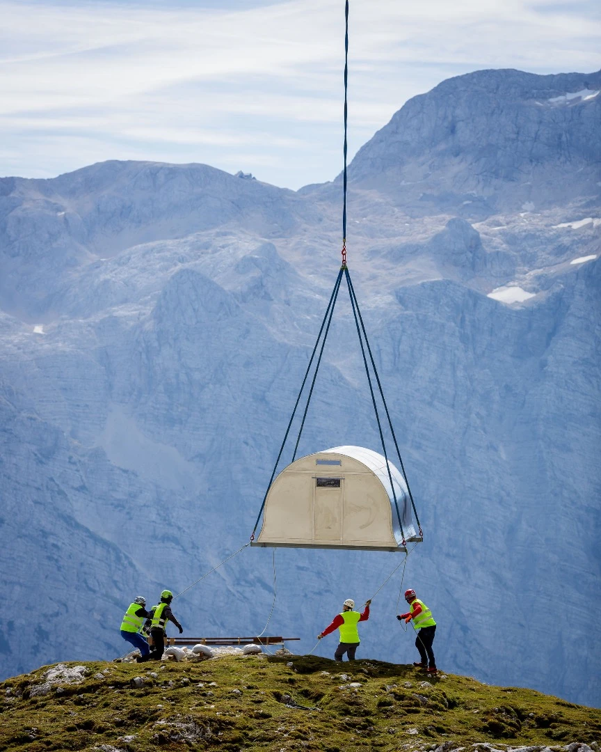 Airlifting Bivak II na Jezerih into place