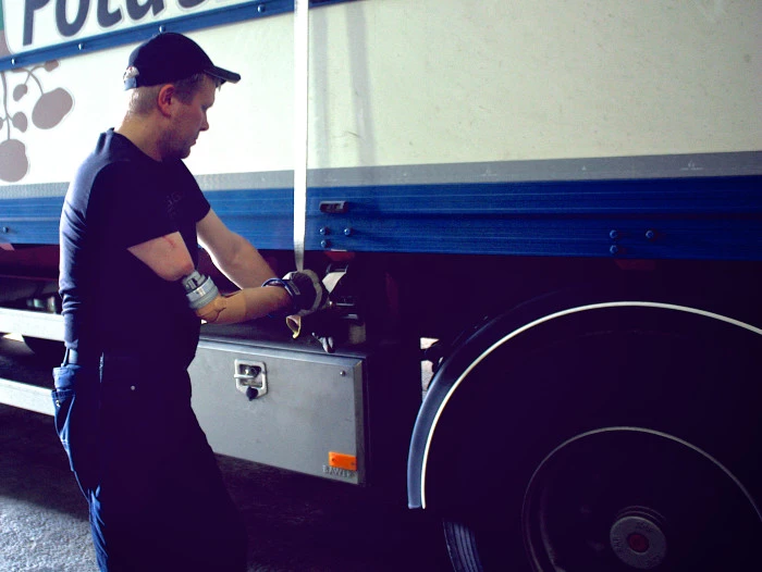 The recipient of the prosthesis at work using his truck (Photo: Ortiz-Catalan/Chalmers University of Technology)
