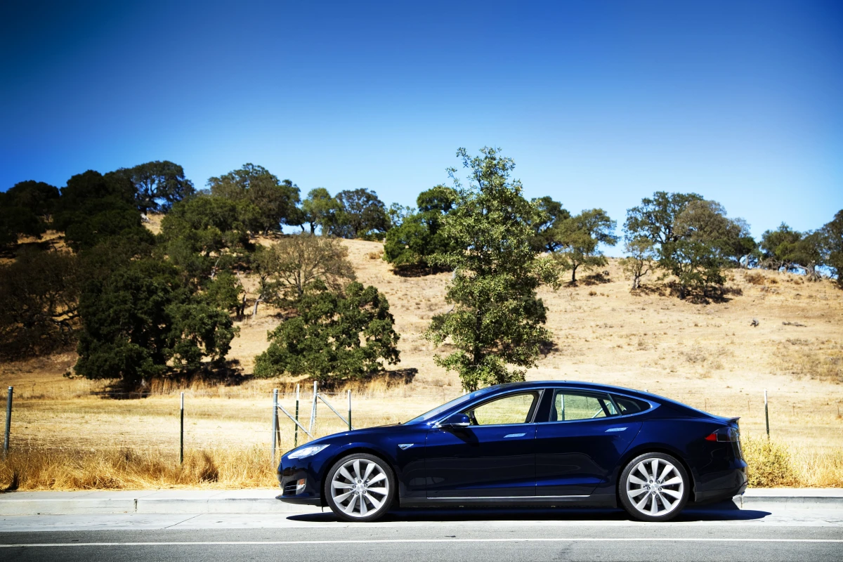The Model S in the California sun outside Tesla's Palo Alto headquarters (Photo: Angus MacKenzie/gizmag.com)