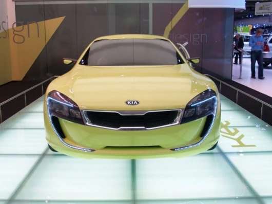 The KEE features a 2.7-litre V6 MUE-II engine, which produces 200 ps and delivers instant response.