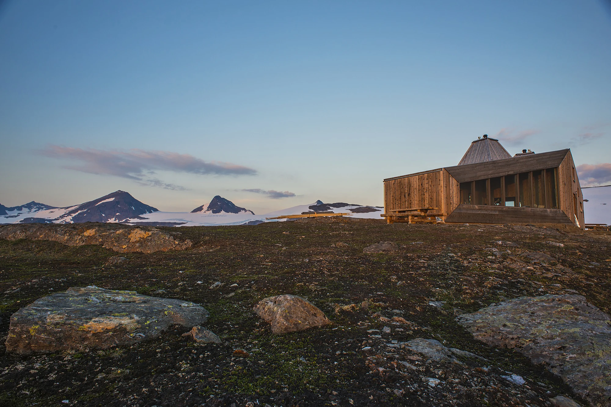 Should the worst still happen and the main cabin somehow become destroyed, there's a second, smaller rescue hut nearby that serves as an emergency shelter (Photo: Jan Inge Larsen)