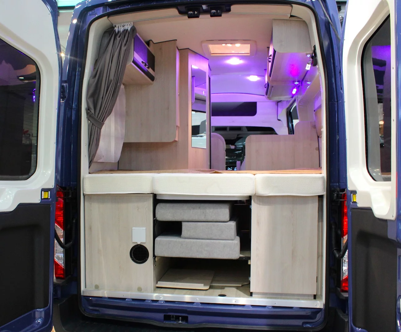 A look at the rear bed of the Karmann Dexter 560 4x4