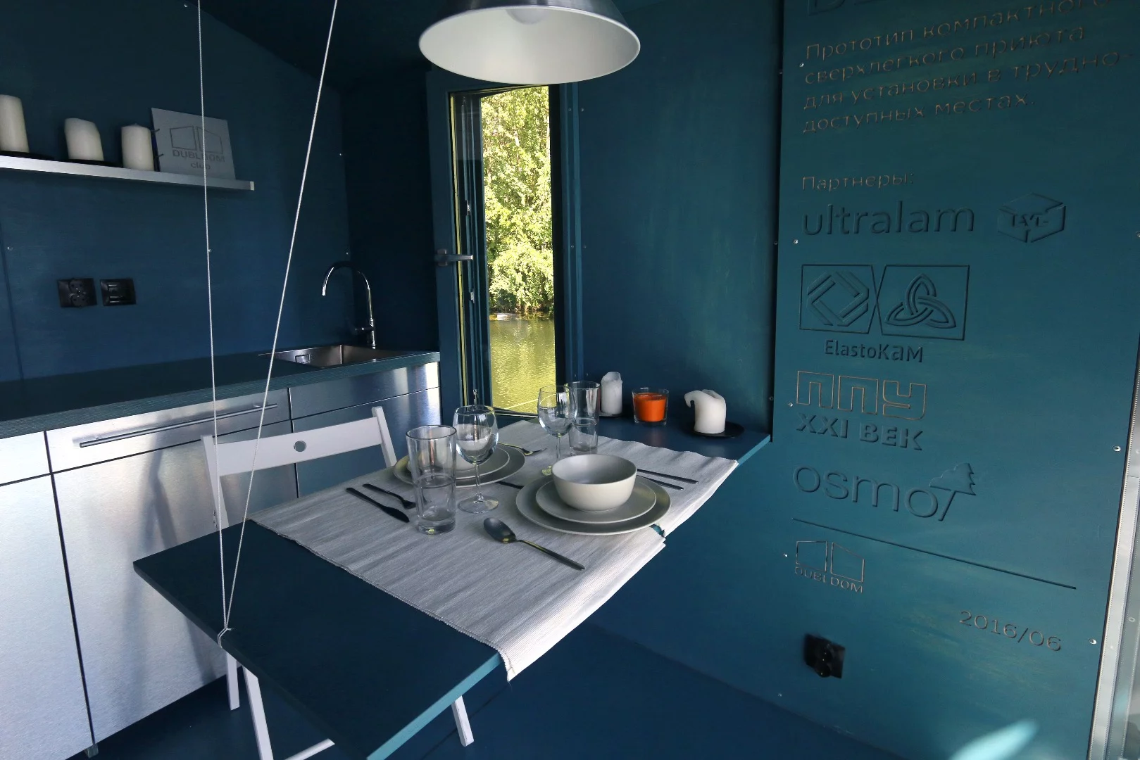 DD16's kitchenette and dining table