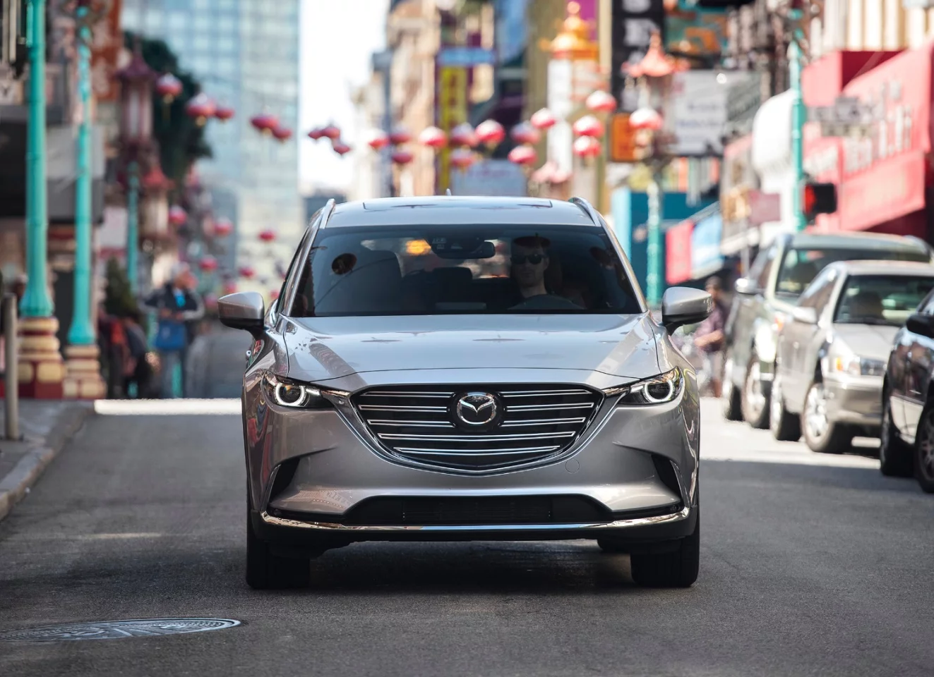 The Mazda’s good looks are definitely a selling point in this segment and the CX-9 starts with the “smiling” grille that Mazda is known for