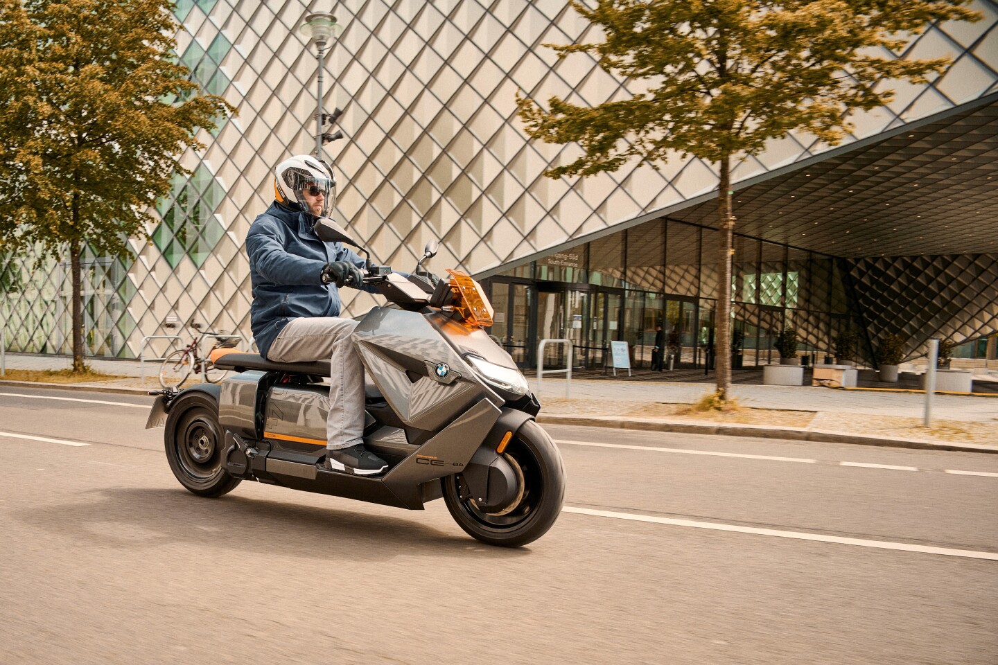 Three ride modes invite riders to choose between "maximum efficiency and maximum riding fun"