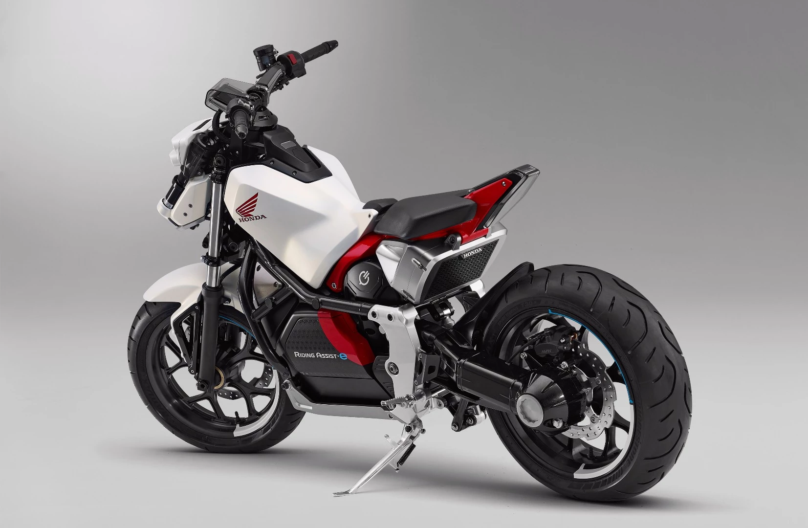 The gyroscopic self-balancing device appears to be located between the rider's thighs, and though it is likely that power is delivered via an electric hub motor, the single-sided swing-arm seems disproportionately large and there may be additional Honda engineering magic contained therein.